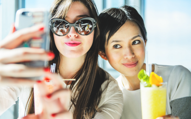 Turister som tar ett foto tillsammans