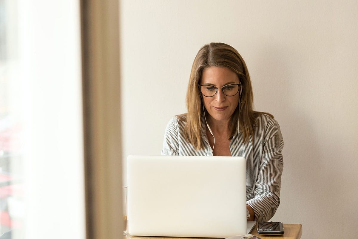 Kvinna vid laptop