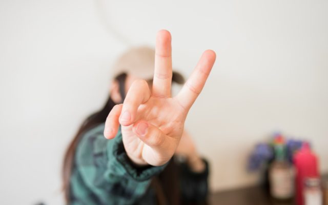 Praktikant som gör V-tecknet (peace sign)